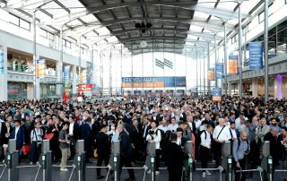 Eingang Messe Intersolar 2023 mit Menschenmassen, die auf die Messe wollen.
