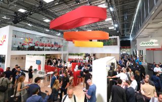 Messestand auf der Intersolar 2023 inkl. Messebesucherinnen. Cadandiar Solar.