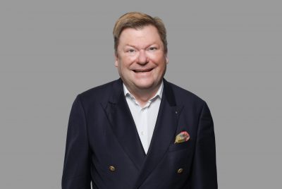 Luana-AG-Hasso-Kameke-Pressefoto Portrait with grey background of Hasso Kameke