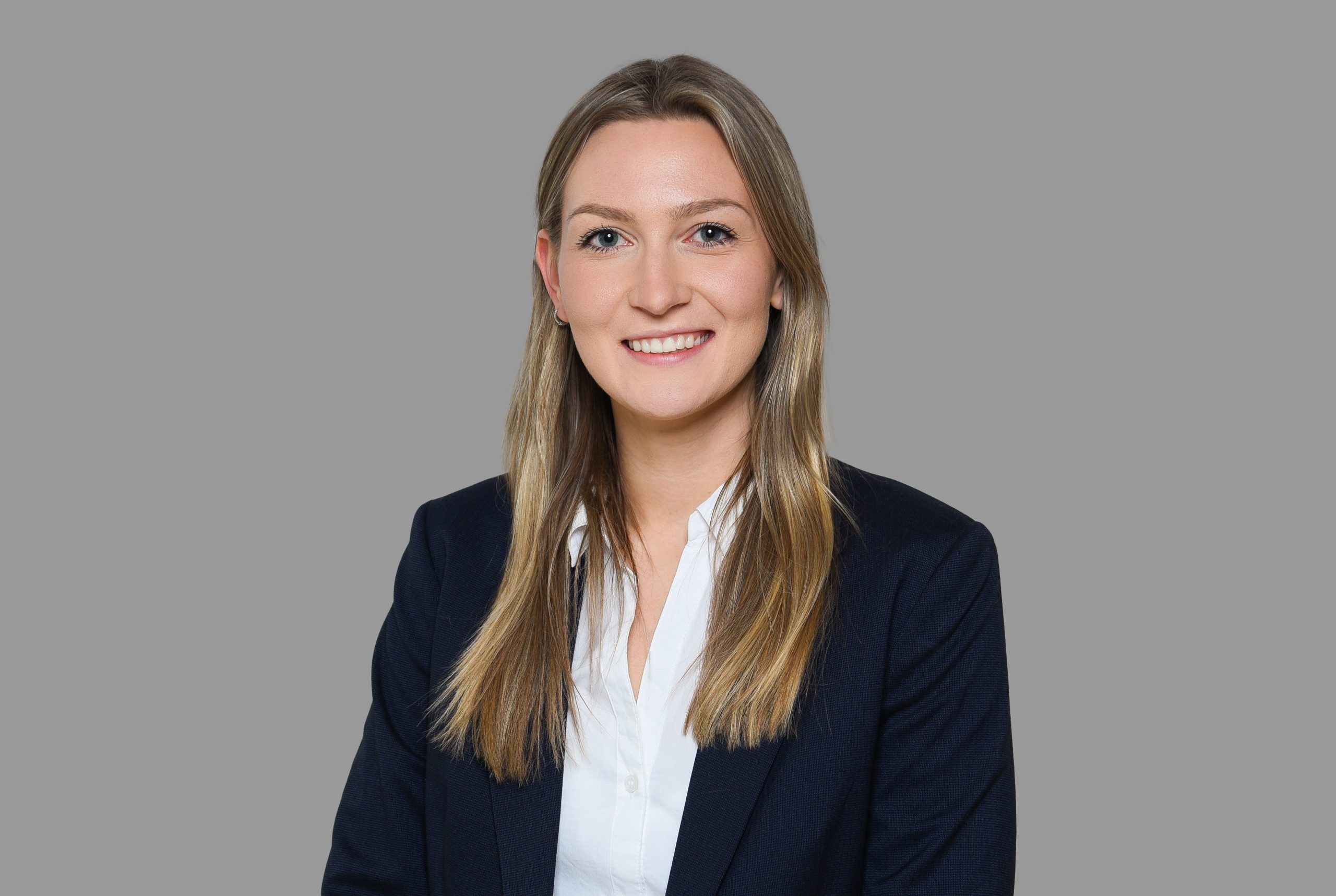 Luana-Leonie_Günther-130 Portrait with grey background of Leonie Guenther