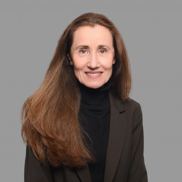 Portrait with grey background of Simone Reichmann