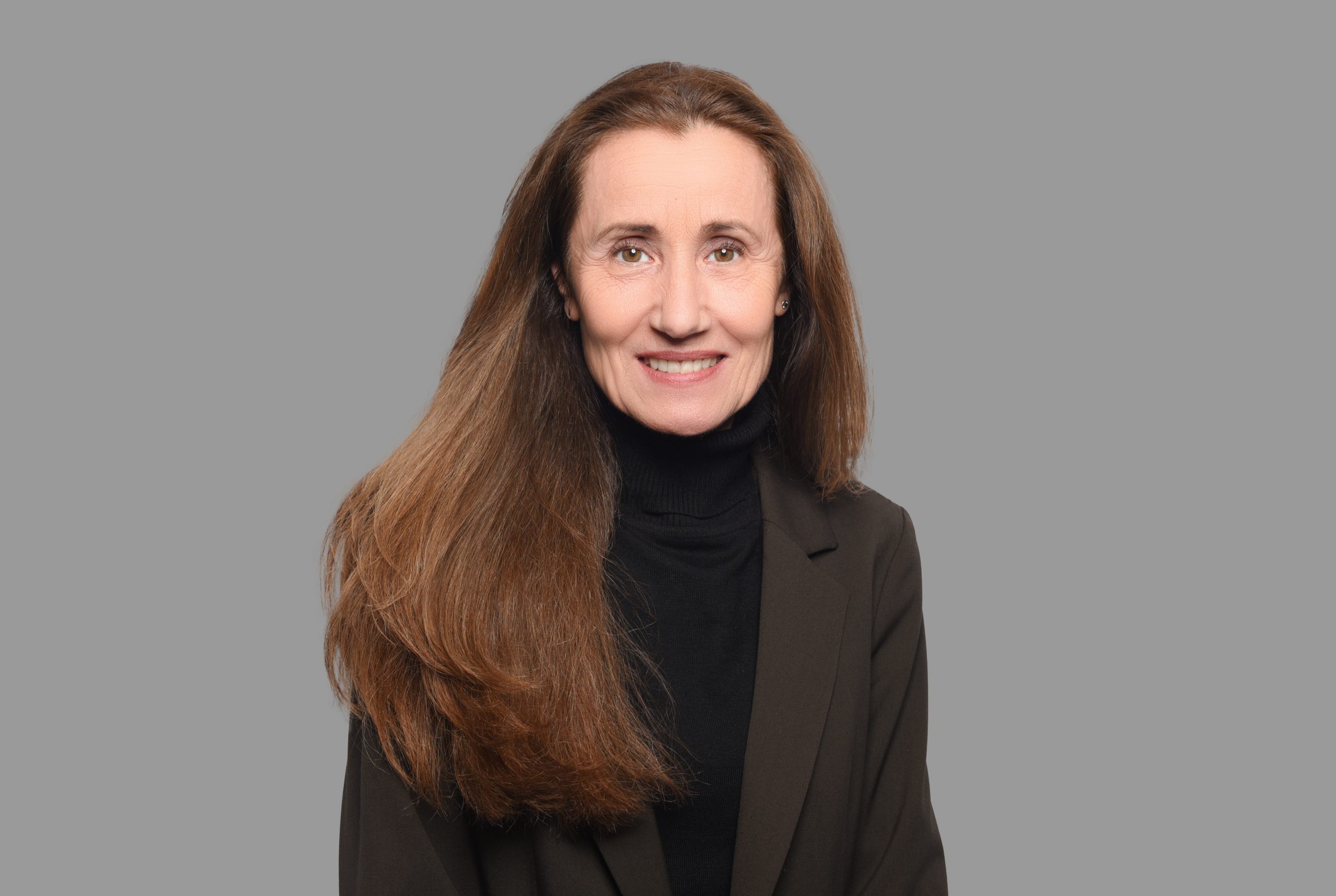 Luana-Simone_Reichmann Portrait with grey background of Simone Reichmann