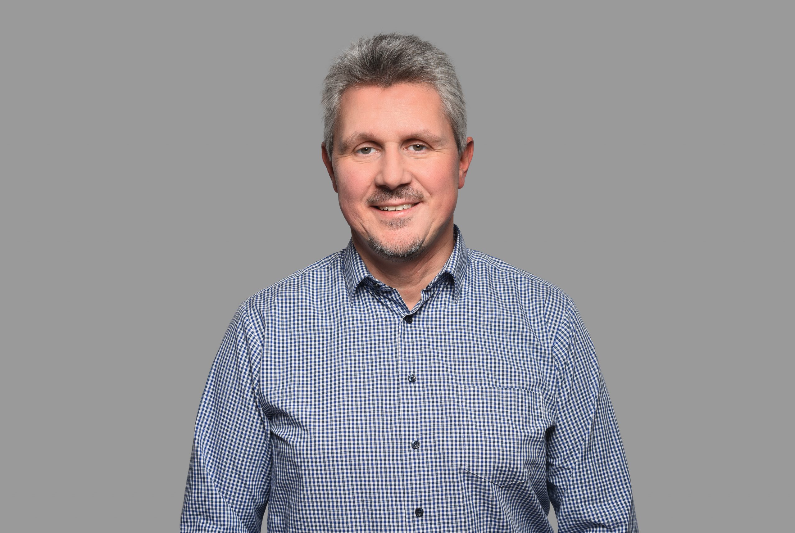 Portrait with grey background of Stephan Andresen