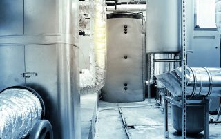 Blauer Raum mit Blockheizkraftwerk