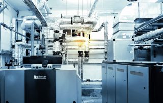 Blockheizkraftwerk Innenraum in Blau