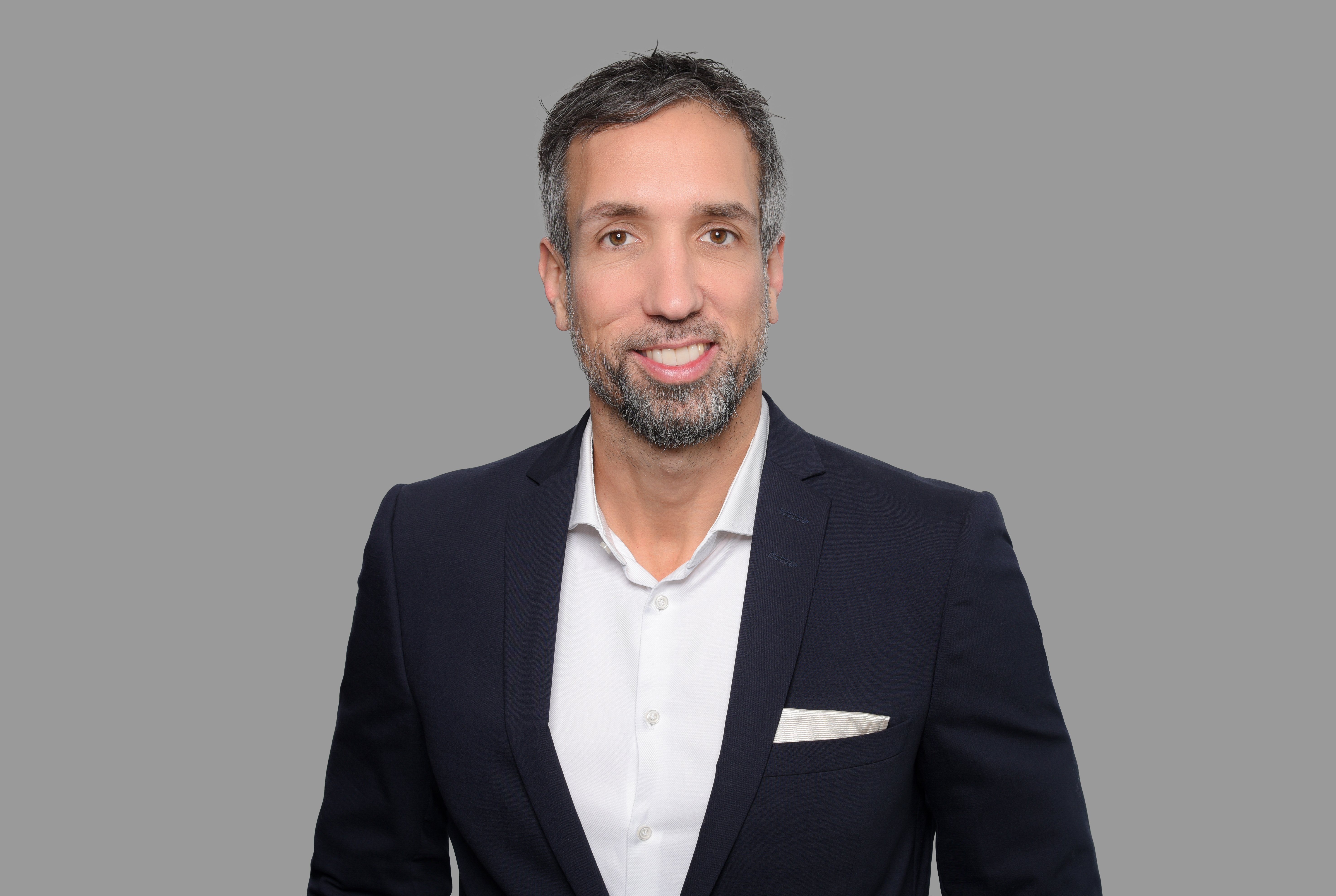 Luana-AG-Marcus-Florek-CEO-Pressefoto Portrait with grey background of Marcus Florek