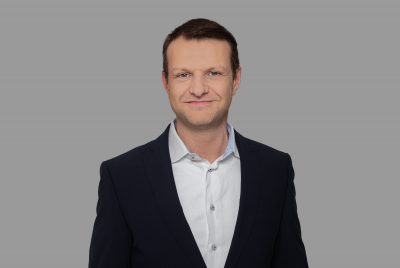 Luana-AG-Sven-Linke-Pressefoto Portrait with grey background of Sven Linke